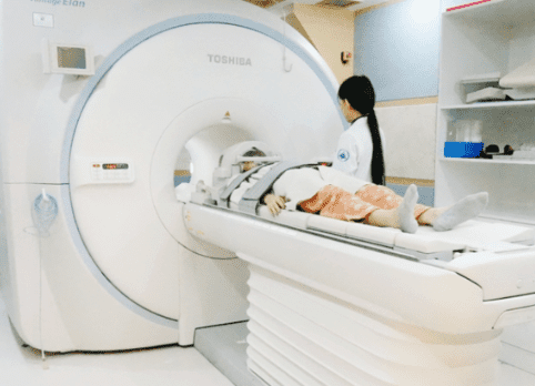 MRI 촬영 장비와 검사 준비 모습